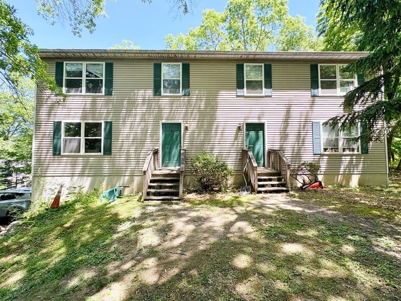 New Paltz College Rental Portfolio portefeuille de 3 propriétés à vendre sur LoopNet.ca - Photo du bâtiment - Image 3 de 56