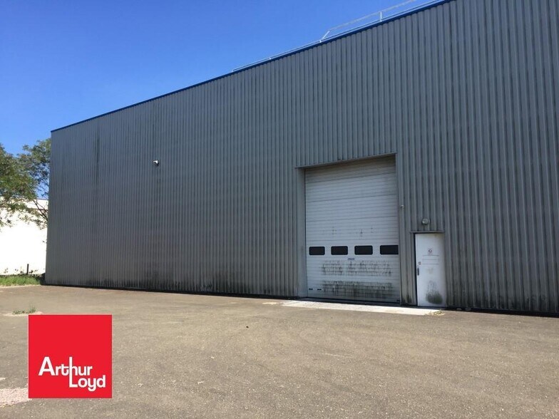 Industrial in Dreux for lease - Building Photo - Image 1 of 3