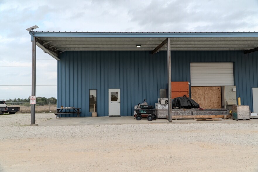 945 Huser Blvd, Schulenburg, TX for lease - Building Photo - Image 2 of 19