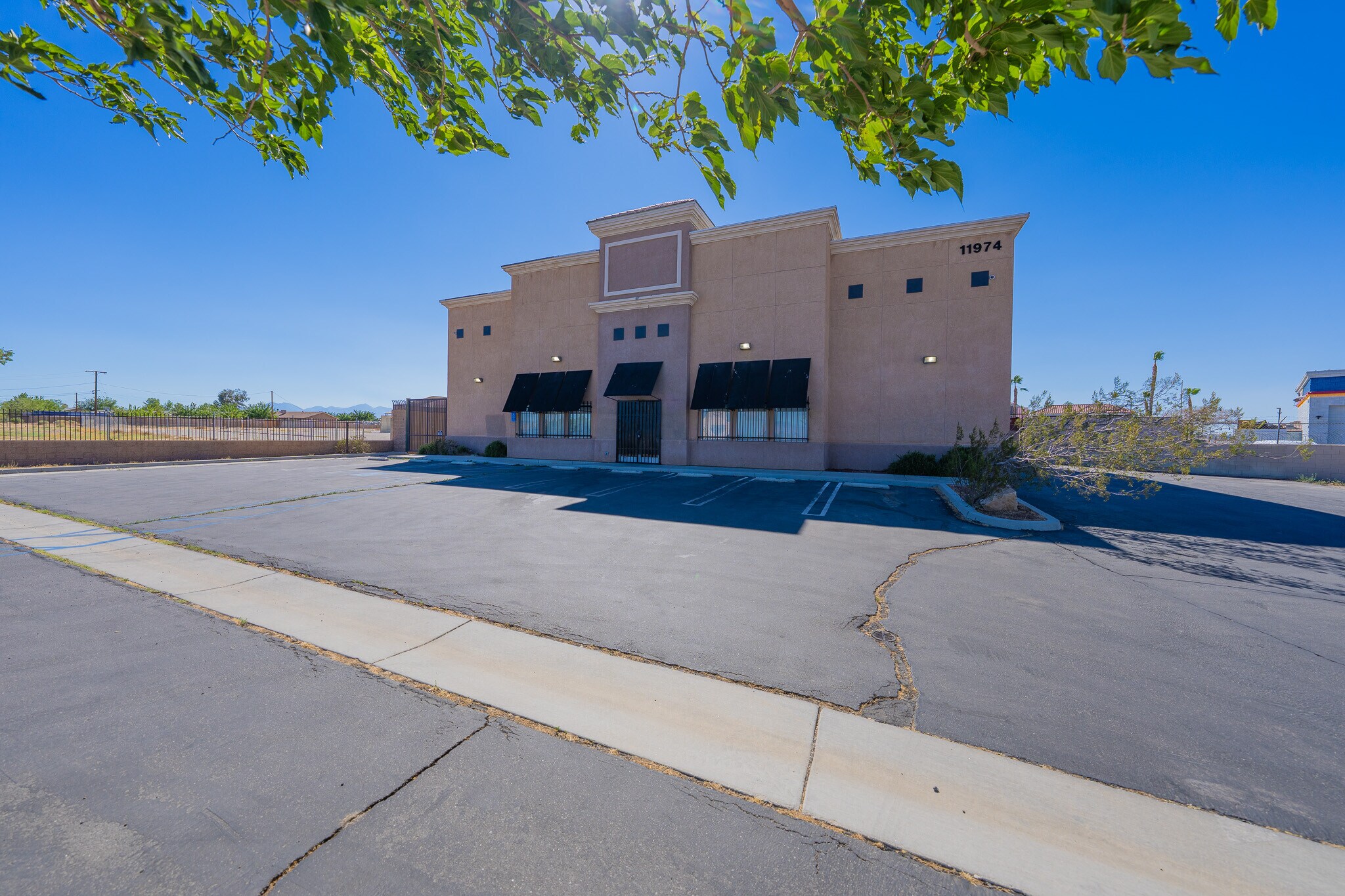 11974 Hemlock Ave, Hesperia, CA à vendre Photo du bâtiment- Image 1 de 1