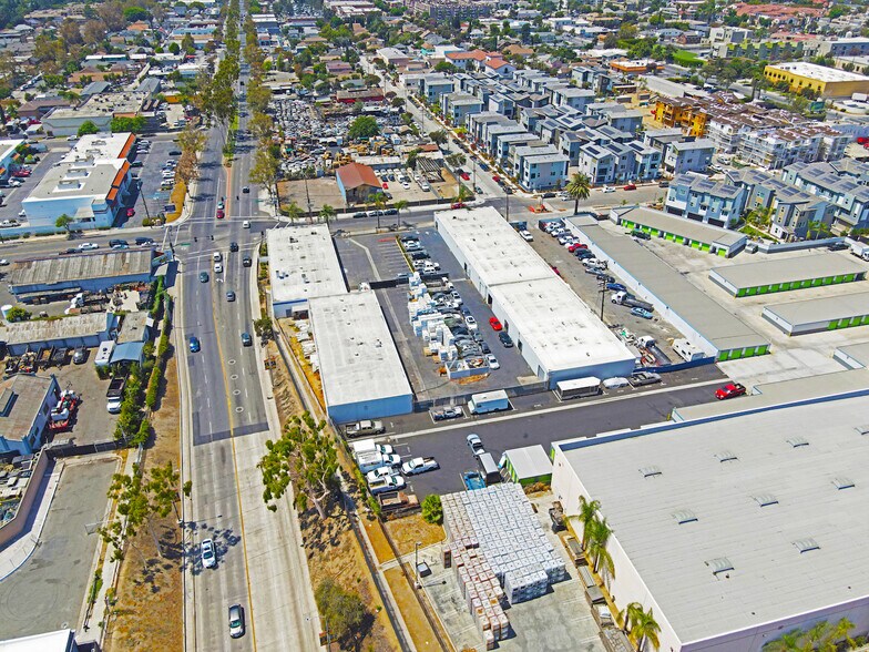 115-117 N Standard Ave, Santa Ana, CA à louer - Photo du bâtiment - Image 2 de 14