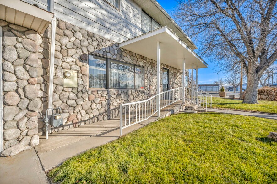 2 Newcombe Ave, Yerington, NV à vendre - Photo du bâtiment - Image 3 de 31
