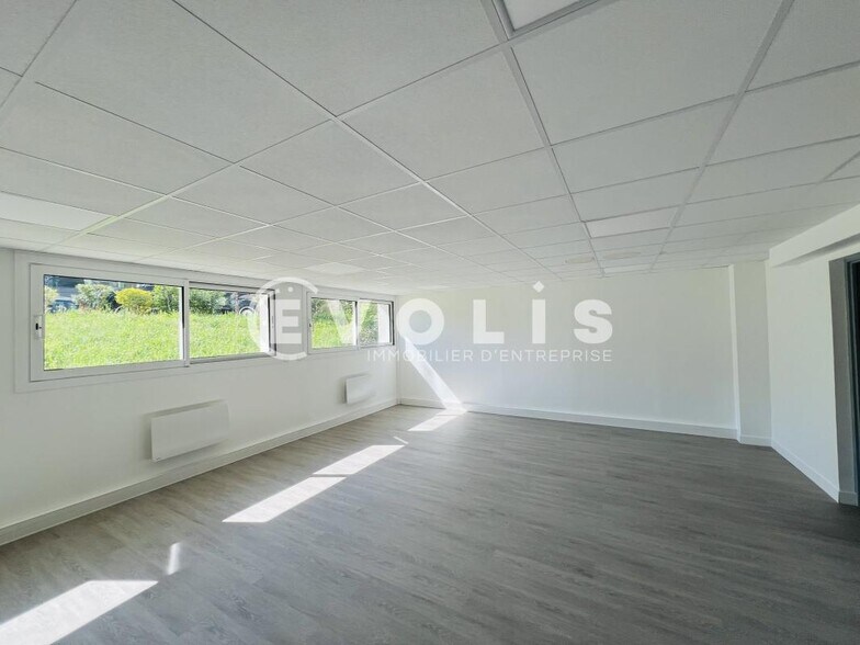 Office in Maisons-Alfort for lease - Interior Photo - Image 1 of 11