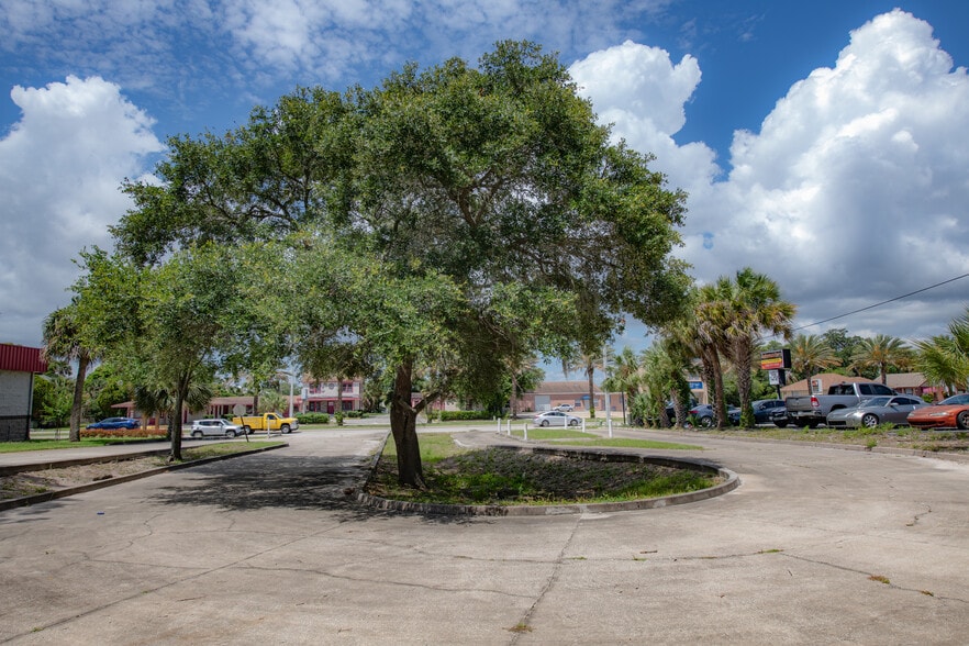 223 Ridgewood Ave, Holly Hill, FL for sale - Building Photo - Image 3 of 19