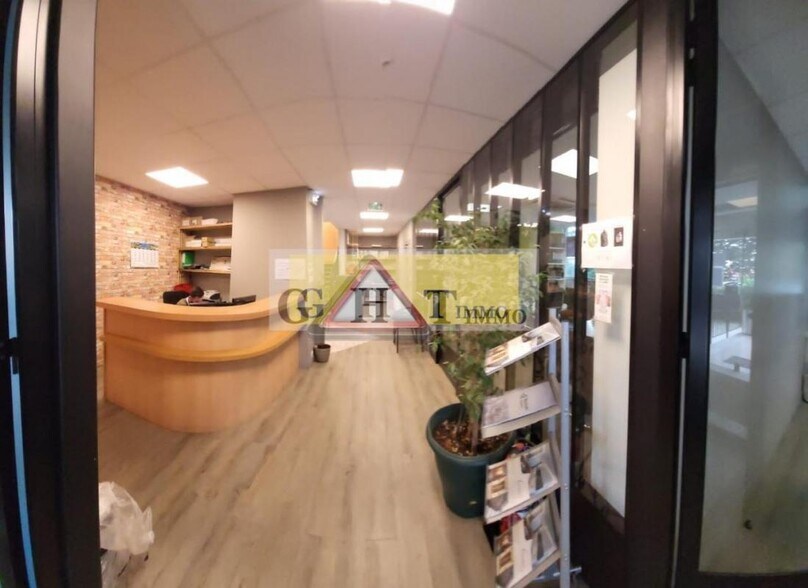 Office in Maisons-Alfort for lease - Lobby - Image 2 of 8