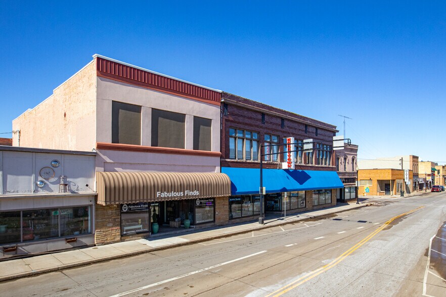 811 Oregon St, Oshkosh, WI for sale - Building Photo - Image 2 of 4