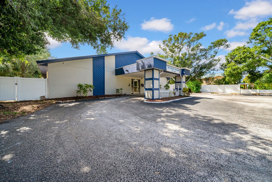 1419 Sunset Point Rd, Clearwater, FL à vendre - Photo du bâtiment - Image 3 de 44