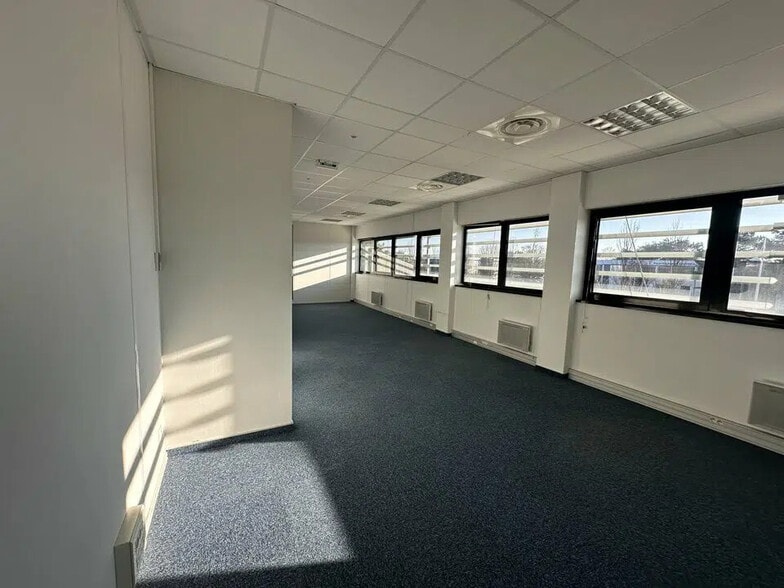 Office in Schiltigheim for lease - Building Photo - Image 3 of 10