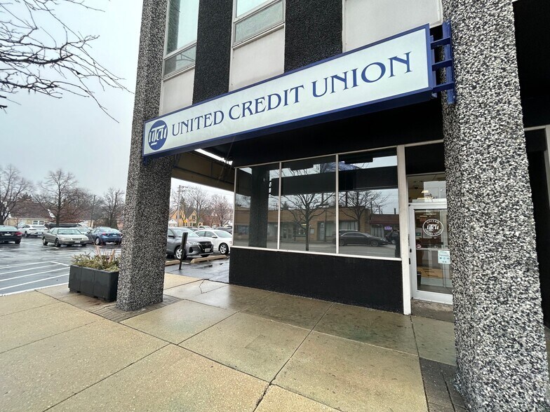 4747 W Peterson Ave, Chicago, IL à louer - Photo du bâtiment - Image 1 de 7