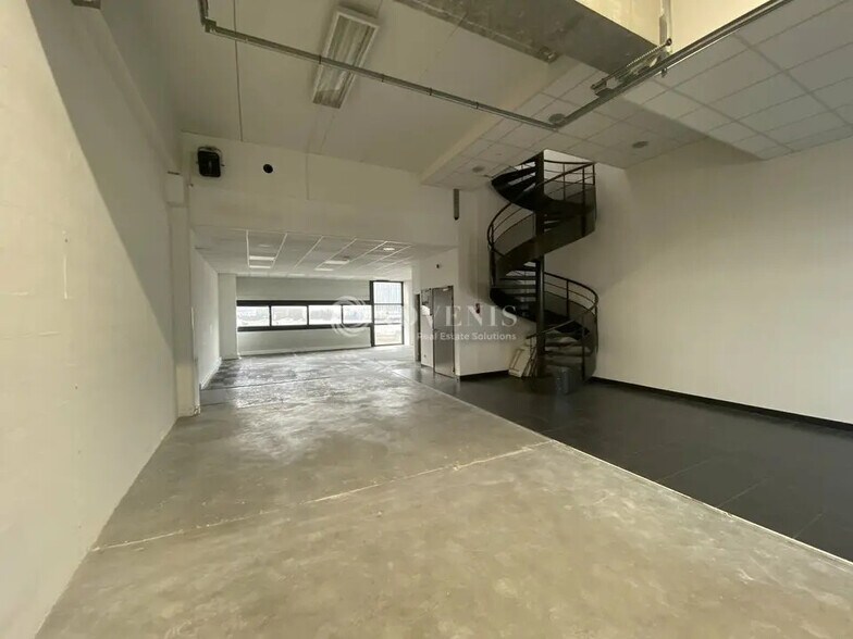 Flex in Saint-Denis for lease - Interior Photo - Image 3 of 12