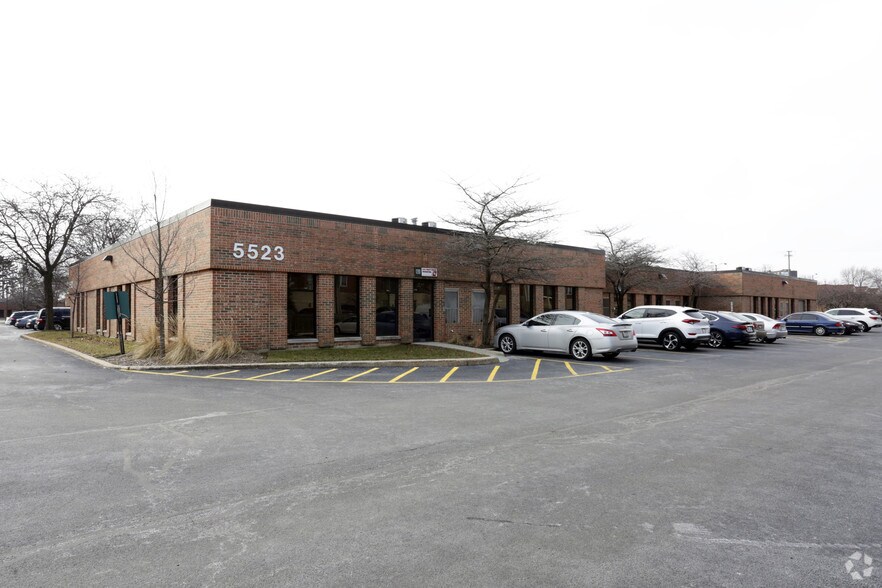 5523 N Cumberland Ave, Chicago, IL for sale - Primary Photo - Image 1 of 11