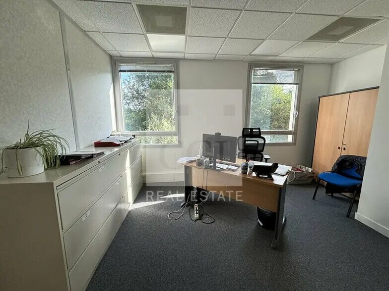 9 Allée Irène Joliot Curie, Saint-Priest for lease - Interior Photo - Image 3 of 13
