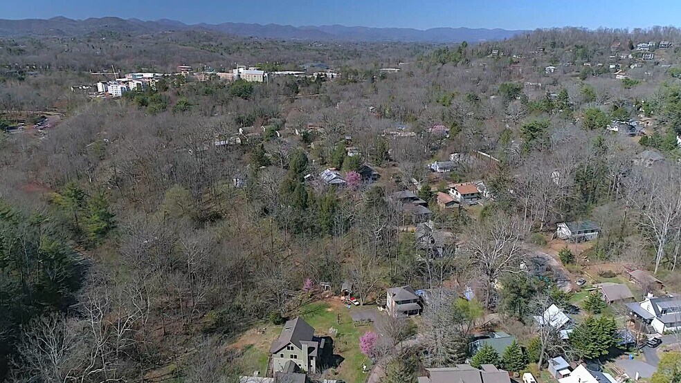 99999 Merrimon Ave., Asheville, NC à vendre - Vidéo sur l’inscription commerciale - Image 2 de 10