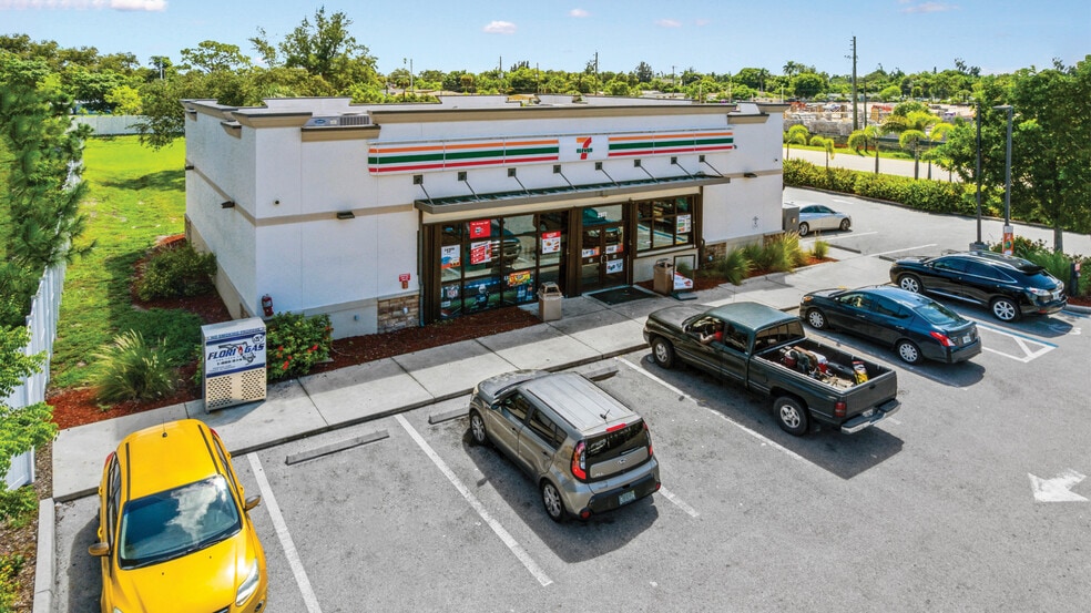 2977A Cleveland Ave, Fort Myers, FL for sale - Building Photo - Image 2 of 7