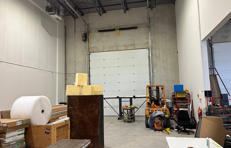 223 Elan Blvd, Winnipeg, MB for lease - Building Photo - Image 2 of 3