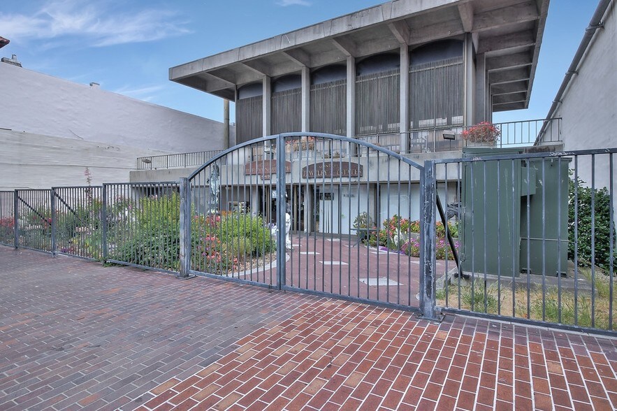 449 Alvarado St, Monterey, CA à vendre - Photo du bâtiment - Image 3 de 34