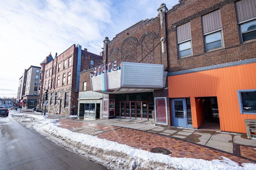 312 Eau Claire St, Eau Claire, WI à vendre - Photo du bâtiment - Image 2 de 37