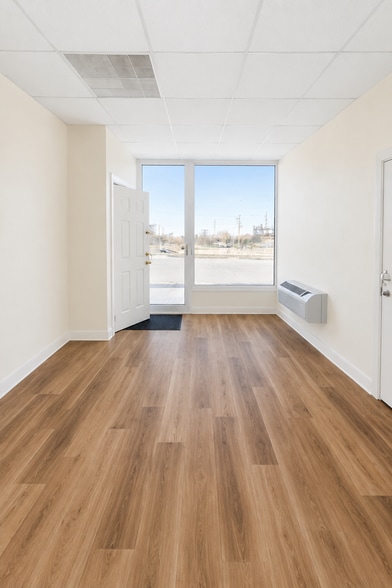 108 Walnut St, Baraboo, WI for lease - Interior Photo - Image 2 of 5