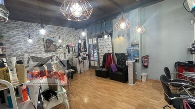 Retail in Barcelona, Barcelona for lease Interior Photo- Image 2 of 11