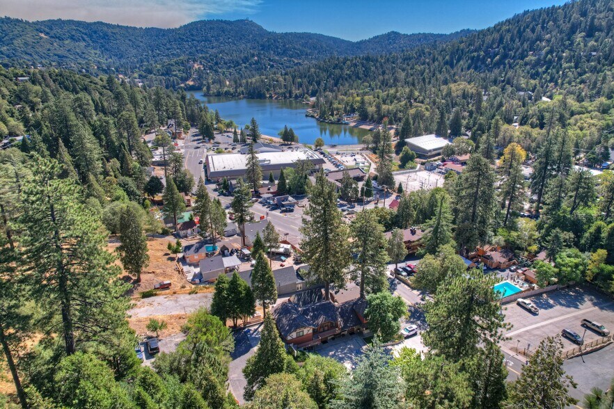 24028 Lake Dr, Crestline, CA à vendre - Photo principale - Image 1 de 27