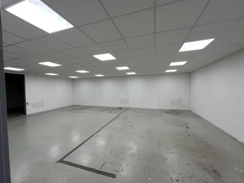 Flex in Herblay-sur-Seine for lease - Interior Photo - Image 3 of 10