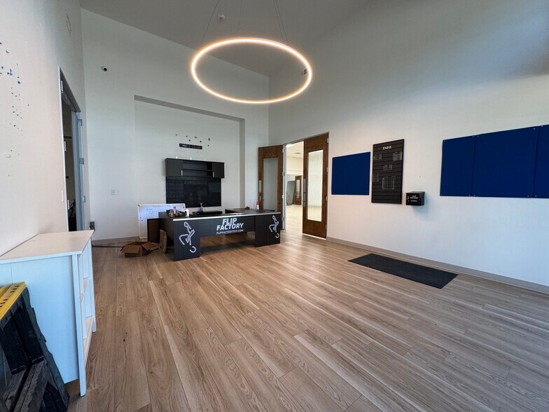 1081 Ohio Dr, Plano, TX à louer - Photo du bâtiment - Image 3 de 8