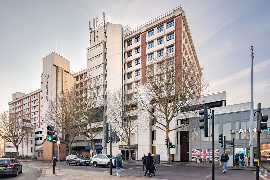 Wheatfield Way, Kingston Upon Thames à louer - Photo du bâtiment - Image 2 de 4