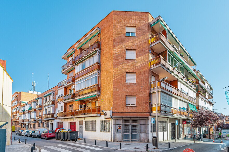 Calle de Pinos Baja, 41, Madrid, Madrid à louer - Photo du bâtiment - Image 2 de 2