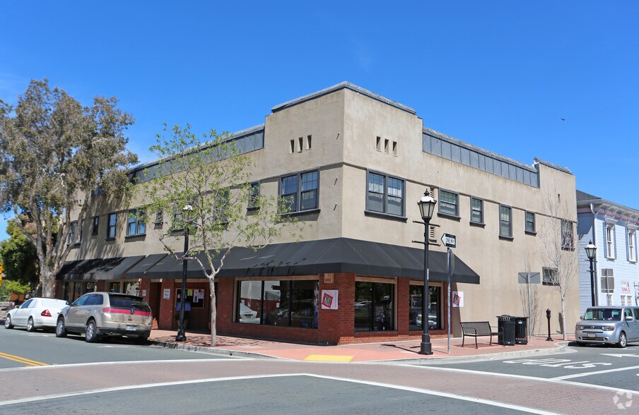 411-413 Ferry St, Martinez, CA à vendre - Photo principale - Image 1 de 33
