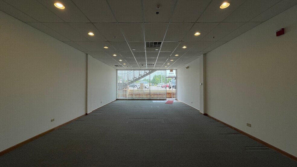 1001-1037 W Ogden Ave, Naperville, IL for lease - Interior Photo - Image 3 of 21