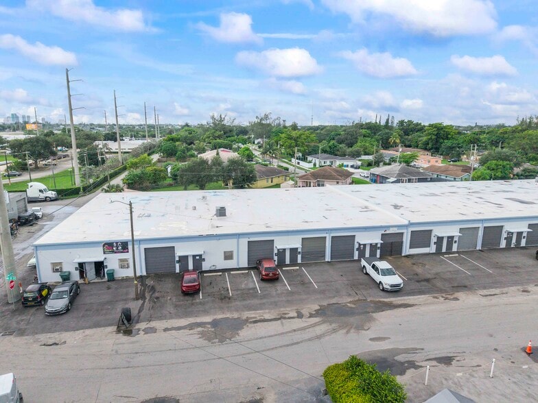 1800-1838 NW 29th St, Oakland Park, FL for lease - Building Photo - Image 2 of 9