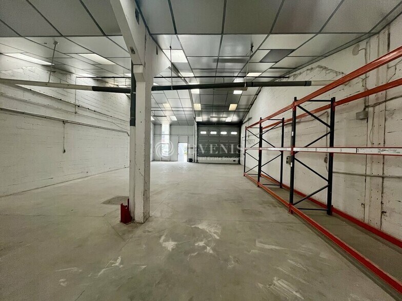 5 Rue De L'Industrie, SAINT-OUEN-L'AUMONE for lease - Interior Photo - Image 3 of 11
