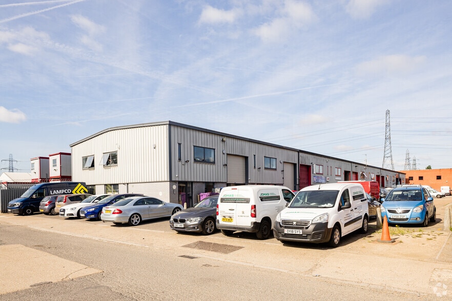 Salisbury Rd, Uxbridge for sale - Primary Photo - Image 2 of 8