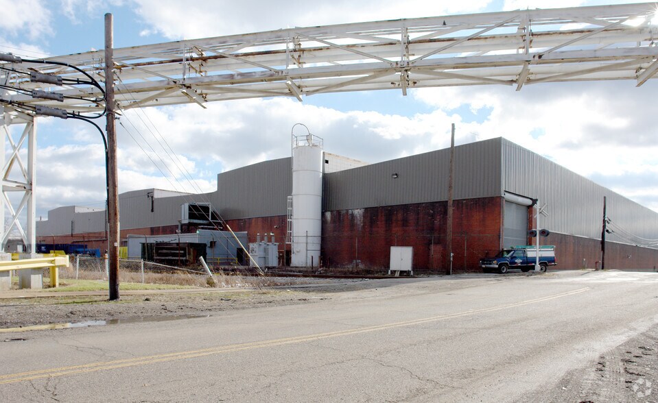 621 Dana St NE, Warren, OH à louer - Photo du bâtiment - Image 2 de 57