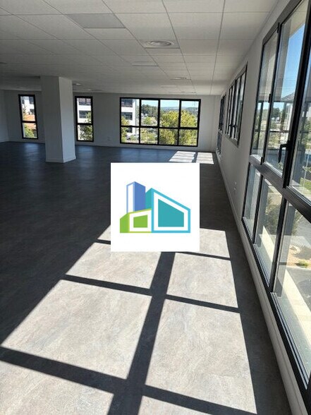 Office in Aubagne for sale - Interior Photo - Image 2 of 2