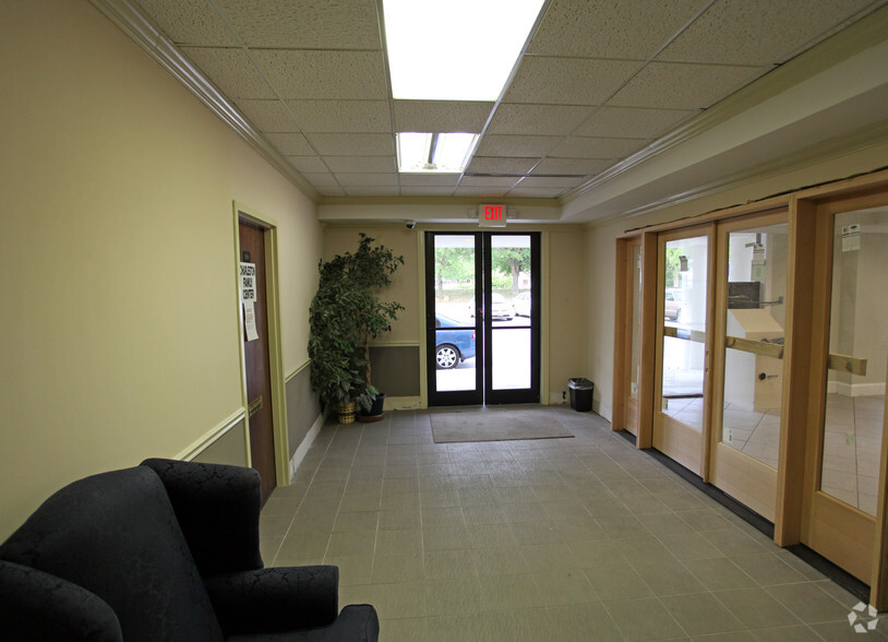 4 Carriage Ln, Charleston, SC for lease - Lobby - Image 2 of 7