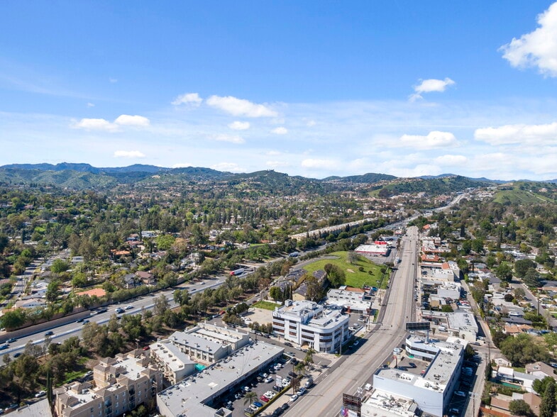 22900 Ventura Blvd, Woodland Hills, CA for lease - Building Photo - Image 3 of 6