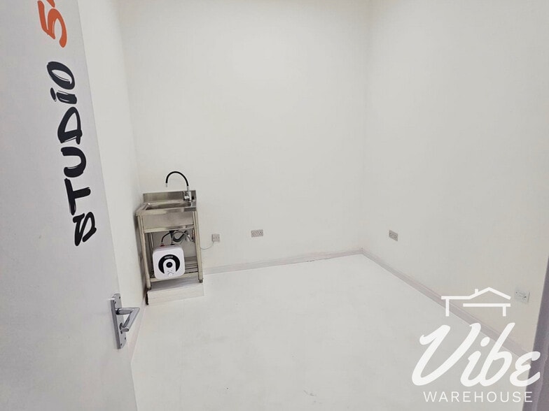 Grosvenor Way, London for lease - Building Photo - Image 2 of 12