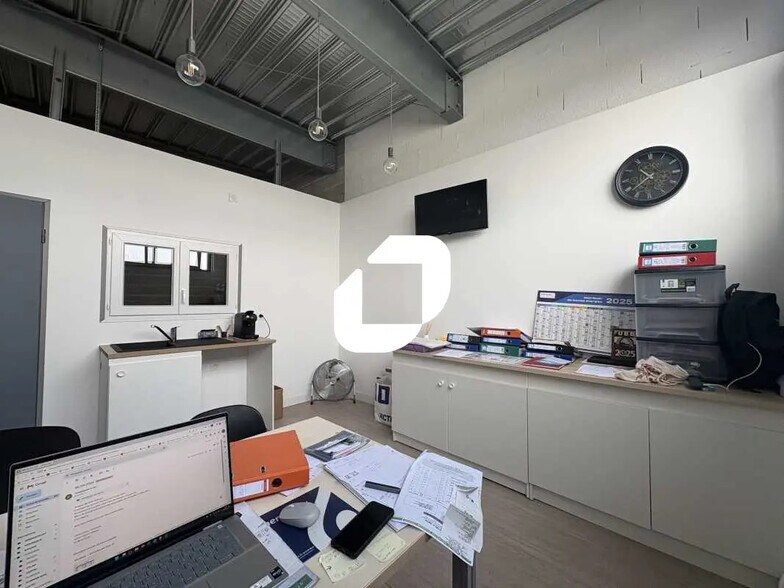 Flex in Cenon for lease - Interior Photo - Image 3 of 13