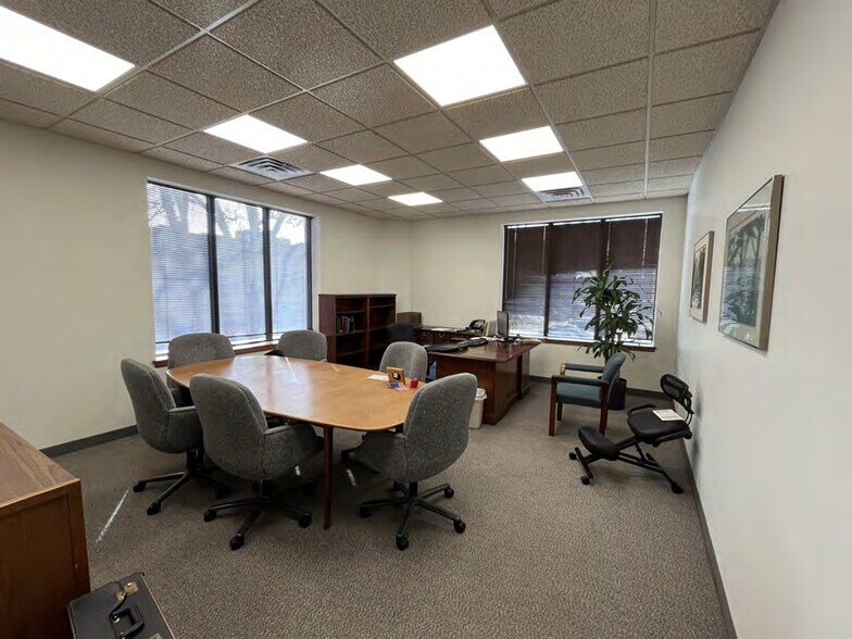 122 S County Farm Rd, Wheaton, IL for lease - Interior Photo - Image 3 of 7