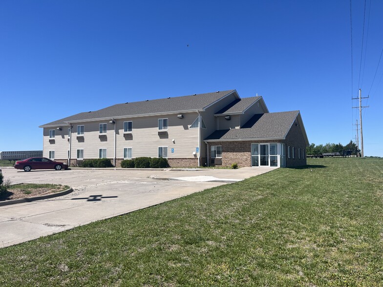 804 Western Heights Cir, Hillsboro, KS for sale - Building Photo - Image 2 of 11