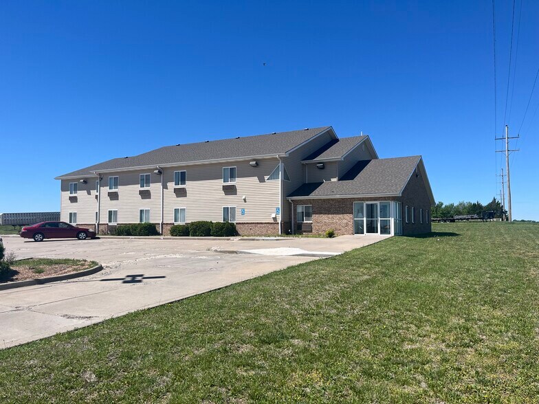 804 Western Heights Cir, Hillsboro, KS à vendre - Photo du bâtiment - Image 2 de 11