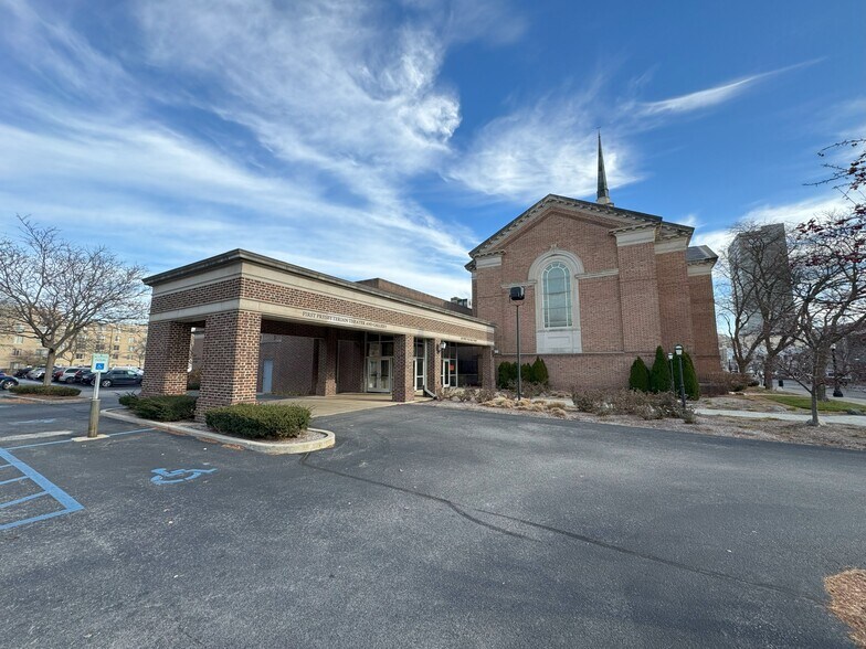 300 W Wayne St, Fort Wayne, IN à louer - Photo du bâtiment - Image 2 de 8