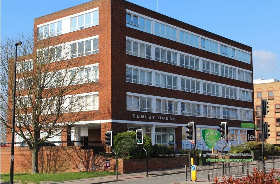 Oxford Rd, Aylesbury à louer - Photo du bâtiment - Image 2 de 7