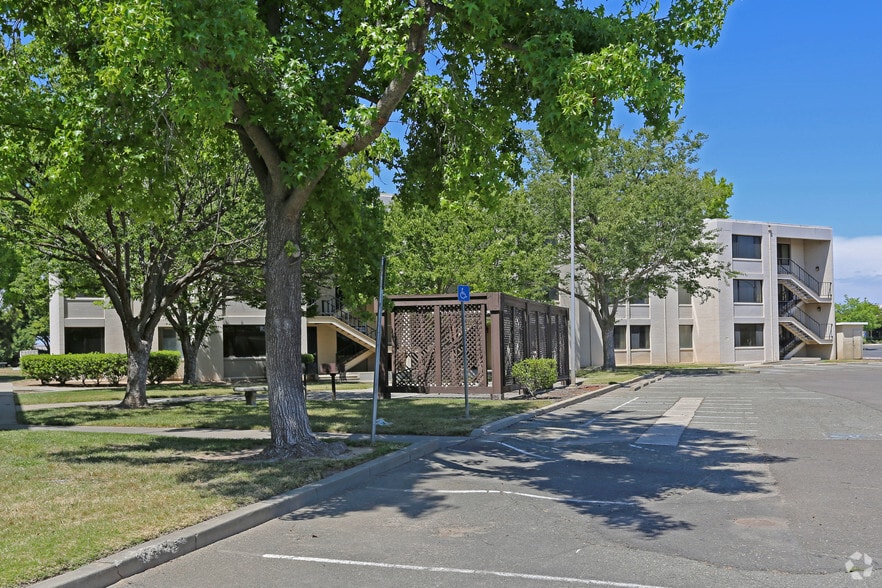 3201-3207 James Way, Mcclellan, CA à louer - Photo du bâtiment - Image 2 de 3