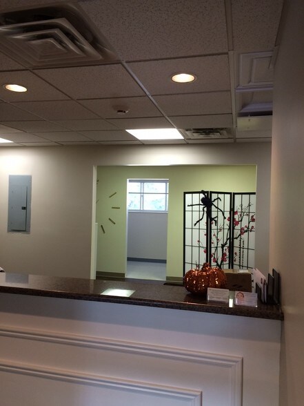 444 E Boston Post Rd, Mamaroneck, NY à louer - Photo du bâtiment - Image 2 de 10