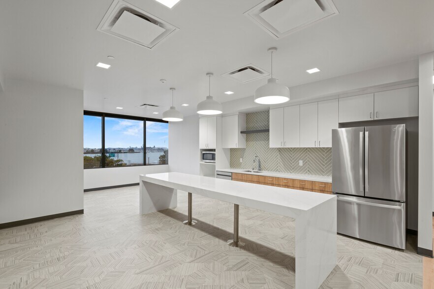 6475 Christie Ave, Emeryville, CA à louer - Photo du bâtiment - Image 2 de 8