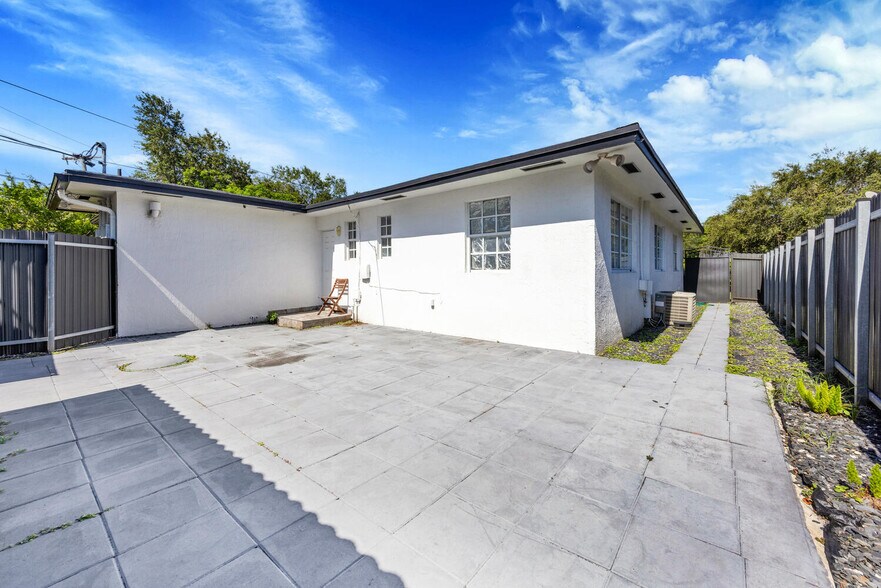 10502 SW 77th Ct, Miami, FL à vendre - Photo du bâtiment - Image 3 de 24