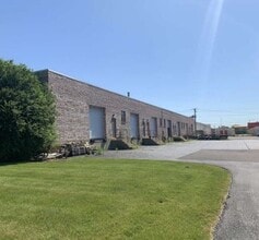 390-402 E St. Charles Rd, Carol Stream, IL for lease Building Photo- Image 2 of 5