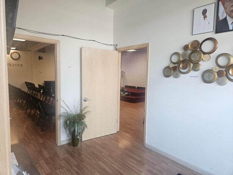 3022-3044 N 90th St, Omaha, NE for lease - Building Photo - Image 2 of 4